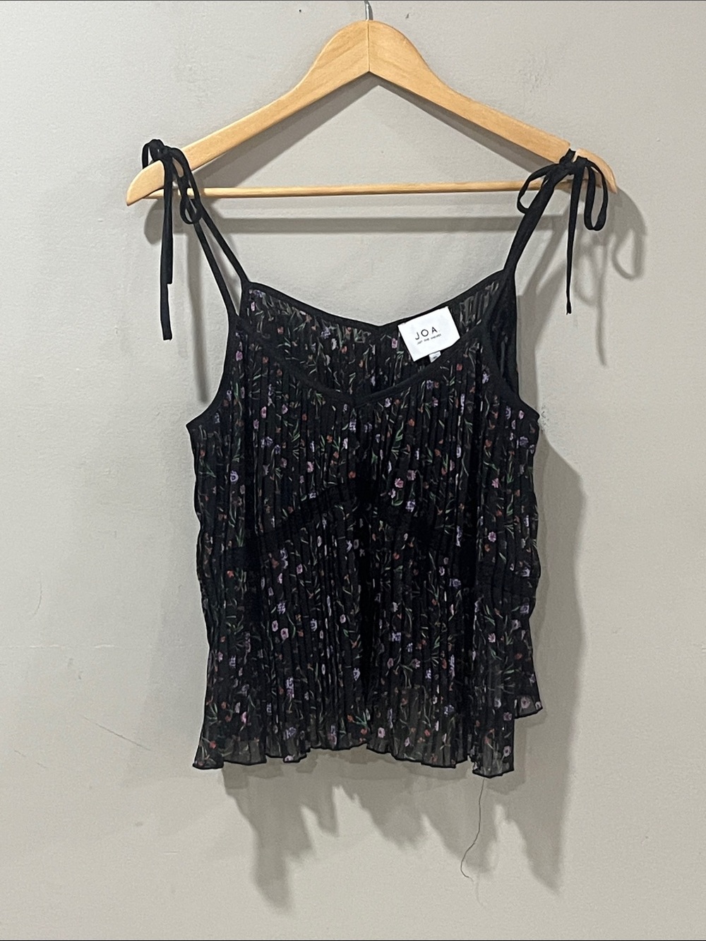 J.O.A. Black Floral Pleated Tie-Shoulder Camisole